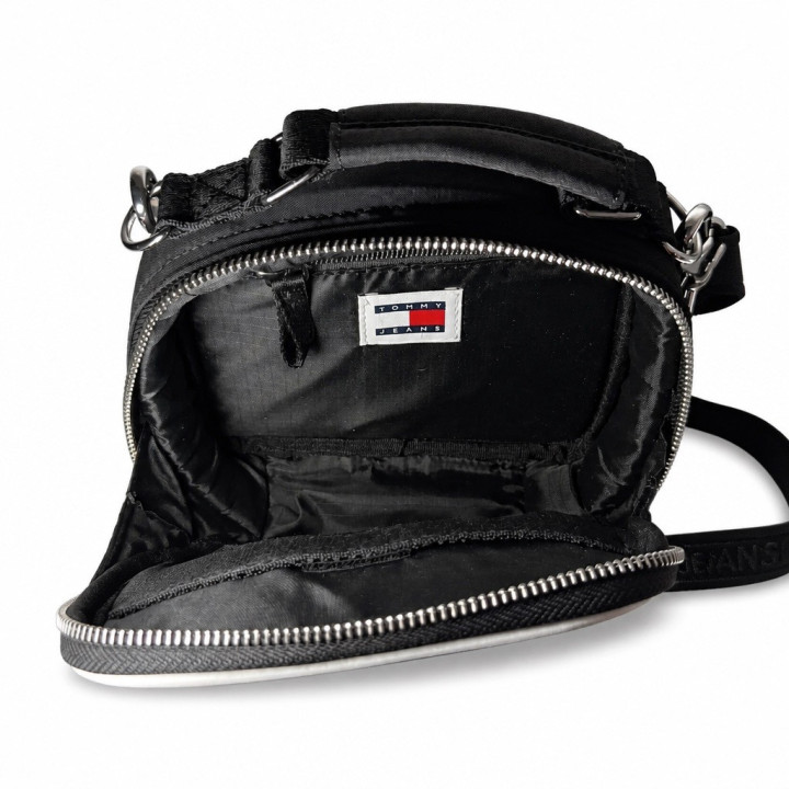 Tommy Hilfiger Tjw Heritage Camera Bag AW0AW16100 Czarna mała torebka kosmetyczka odpinany pasek