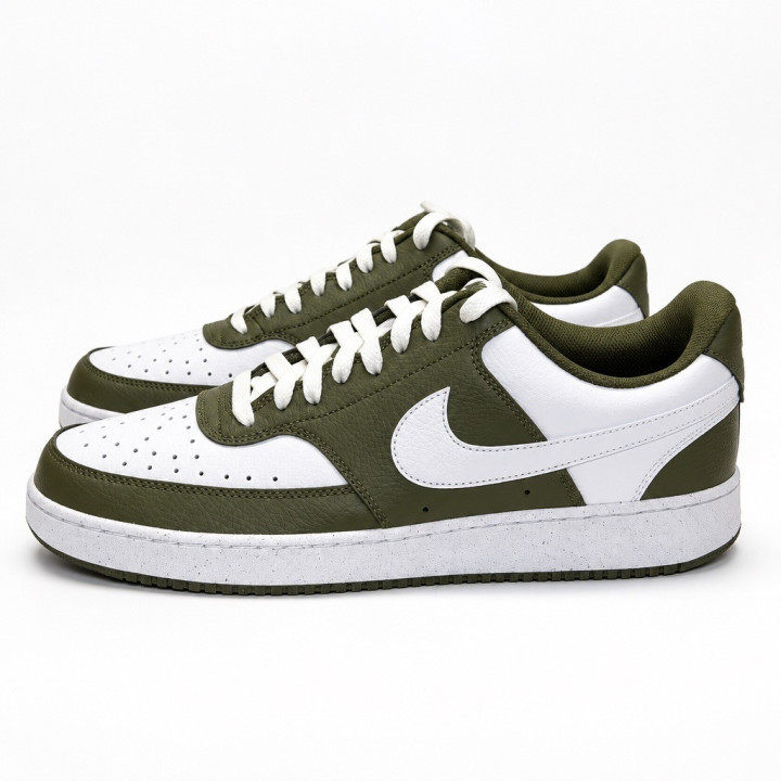 Męskie sneakersy Nike Court Vision Low w oliwkowo-białej kolorstyce.