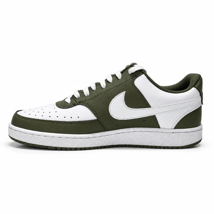 Męskie sneakersy Nike Court Vision Low w oliwkowo-białej kolorstyce.