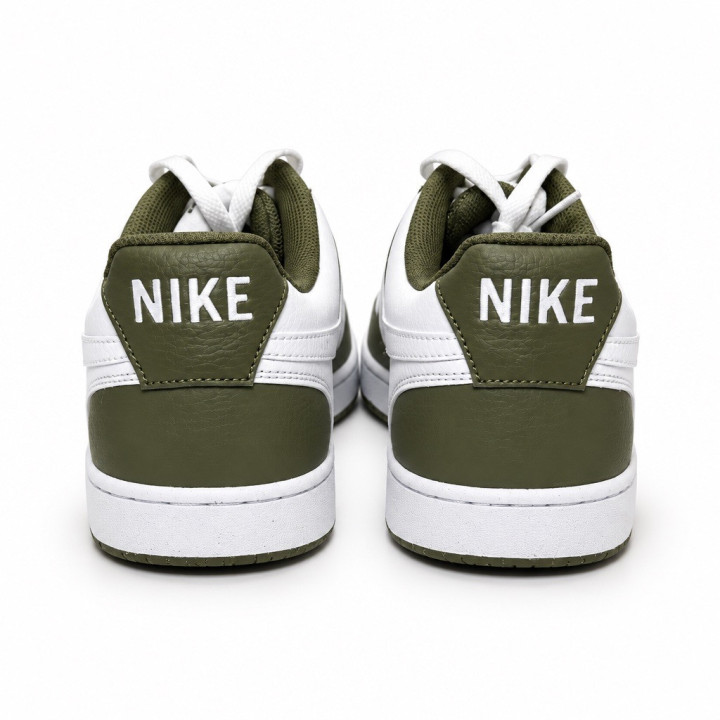 Męskie sneakersy Nike Court Vision Low w oliwkowo-białej kolorstyce.